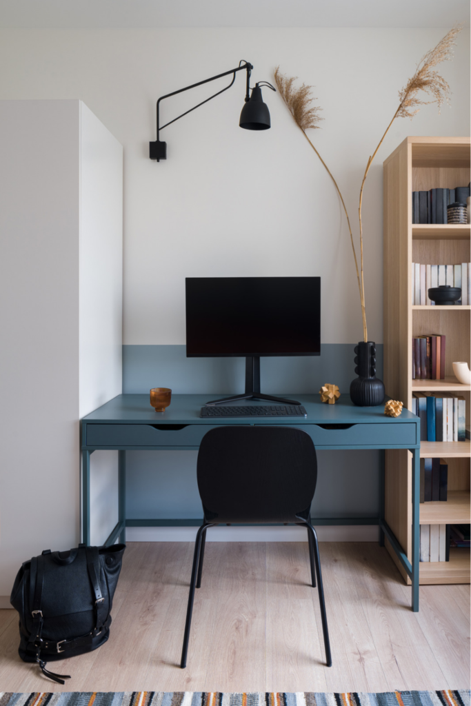 Good desk setup.